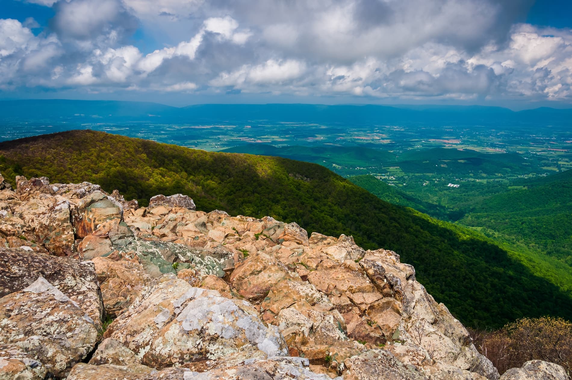 Iconic Hawksbill Crag rock ledge view